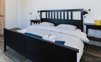 Posteľ a nočné stolíky HEMNES