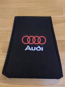 Návleky na hlavové opierky.