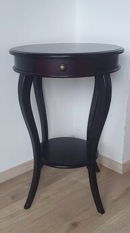 Elegantný stolík z masívu – ako nový