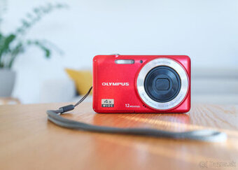 Červený Olympus VG-110 – Štýlový Y2K kompakt