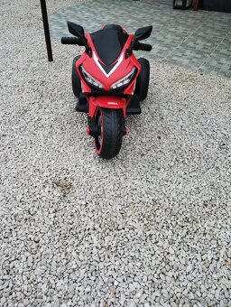 Predám detskú elektrickú motorku od 2 do 4 rokov.