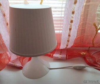 Predam lacno menšiu bielu lampu na nočny stolik
