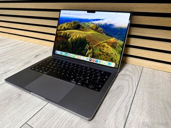 Apple MacBook Pro 14” (2023) s čipom M2 Pro.