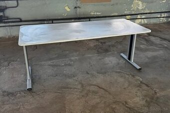 Stoličky stoly skrinky firemná jedálen výdaj stravy gastro