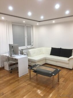 Dám do nájmu 1 a pol izb. byt a prechodnú izbu