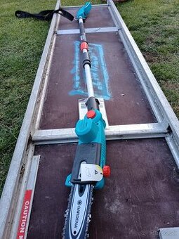 Akumulátorová teleskopická vyvetvovacia píla Gardena