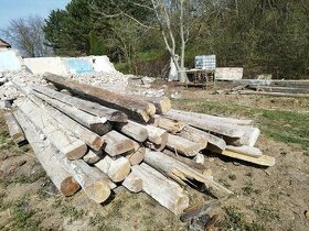 Staré drevené trámy