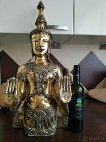 Ohromná busta Budhu
