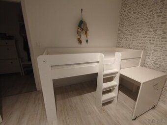 Decká posteľ zo stolom a skrinkou