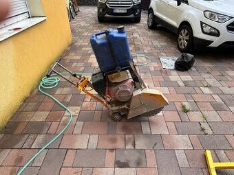 Rezačka asfaltu a betónu