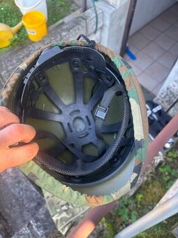 Vojenská plastová prilba
