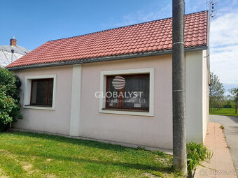 Znížená cena ::Predaj rodinného domu s veľkým pozemkom – kom