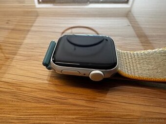 Predam Apple Watch SE 40 mm (prva generacia)