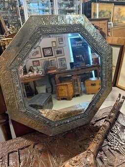 🪞 Starožitné zrkadlo s ručne tepaným mosadzným rámom