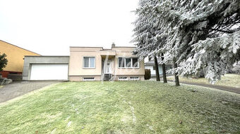 NOVÁ CENA  Bungalov s dvojgarážou a veľkým pozemkom, Boro
