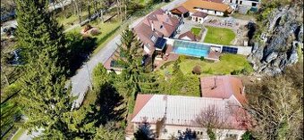 Budova s pozemkom v centre obce Beckov, okr. Nové Mesto nad 