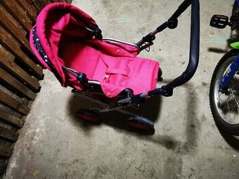 Detský skladací kočík.