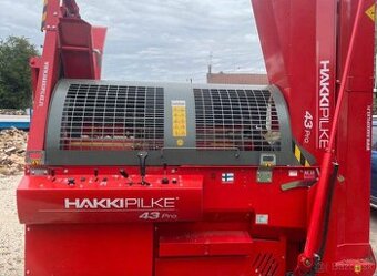 Štípací automat Hakki Pilke 43 podavací stůl Hakki Feed 471