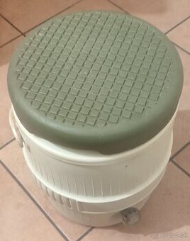 Plastová nádoba na pitnú vodu