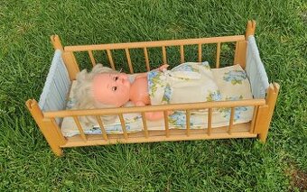 retro postielka s bábikou