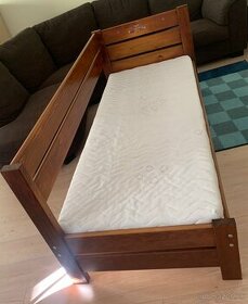 Drevená posteľ