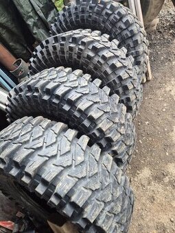37x12,5 R17 Maxxis