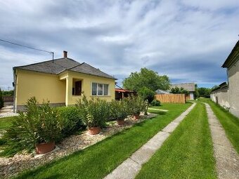 Dunakiliti – Rekonštruovaný dom a garzónka na veľkom pozemku