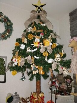 Stromcek vianočny na drevennej nohe