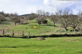 Veľký stavebný pozemok s výhľadom v obci Kravany