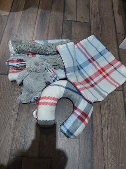 set - deka, návlečka na vankúš, plyšový zajko a krčný vankúš