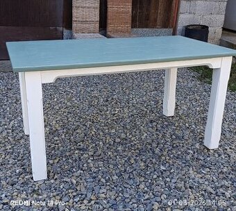 Masívny jedálenský stôl