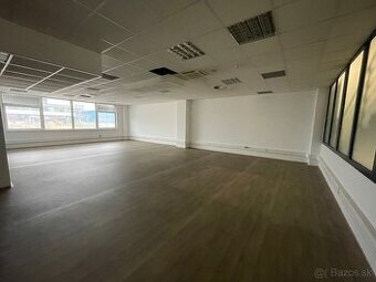 Prenájom 200m2 obchodných priestorov, prízemie Living centra