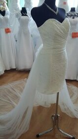 Krátke svadobne šaty s odopinatelnou večkou