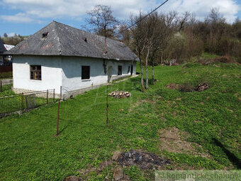Veľký stavebný pozemok (1 ha) s vidieckym domom v tichej l