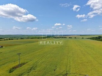 Veľký rovinatý pozemok v Uníne – 4877 m2 priestoru pre...