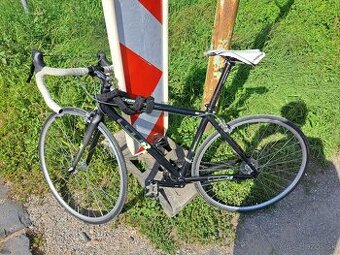 Bicykel. Pekný cestný bicykel