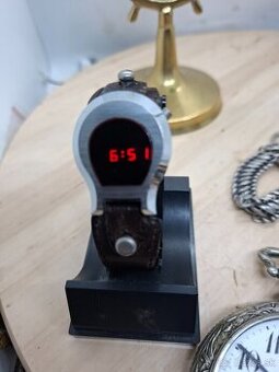 Predám funkčné dámske digitálne hodinky 70te roky