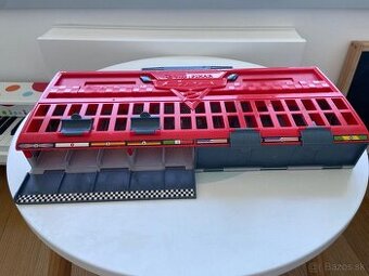 Disney Cars - startovacia rampa pre auta / garaz