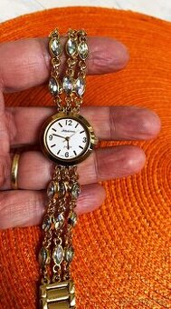 Zaujímavé hodinky s opálovými očkami