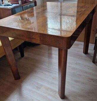 drevený jedálenský stôl