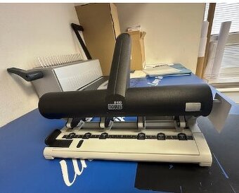 Ručná dierovačka značky NOVUS B 430