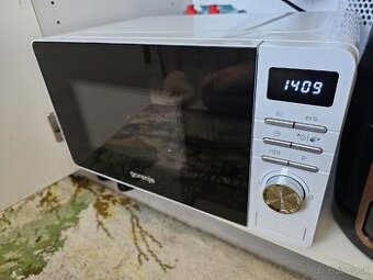 Predám mikrovlnnú rúru Gorenje MO20A3W 20 l 800 W biela