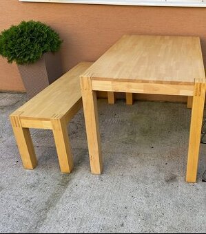 Masívny jedálenský stôl s lavicou