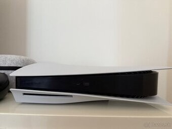 Predám PlayStation 5, 1 TB Base verziu s mechanikou.