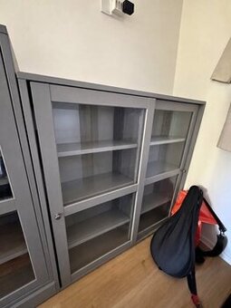 IKEA HAVSTA – sivá vitrína z masívneho dreva, 121 cm