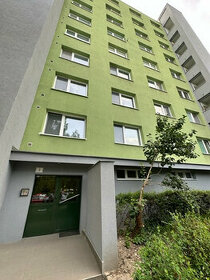 Kúpou 2i byt v Dúbravke získate aj atraktívny zelený park pl