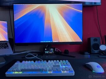 Monitor, klávesnica a myš