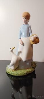 Nádherná veľká porcelánová soška dievča s húskou . Top stav
