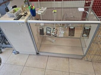 Predám sklenené vitríny a pulty do predajne obchodu