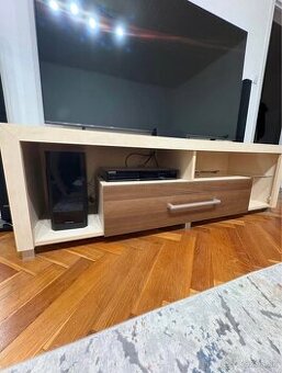 Skrinka pod TV